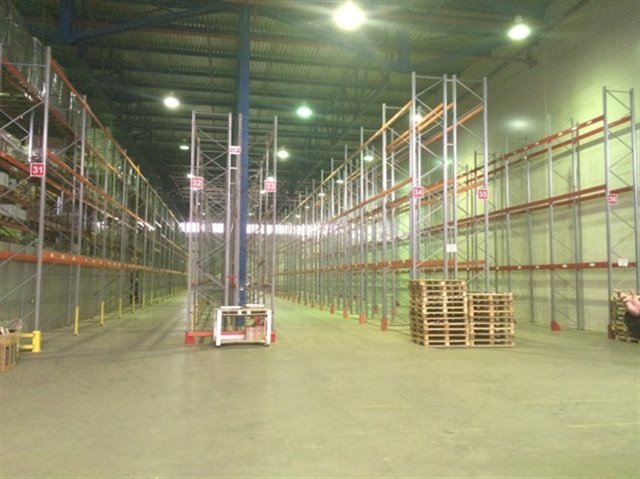 Аренда склада 1152 кв м с пандусом и стеллажами на Парнасе , возле КАД.