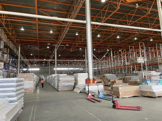 Отапливаемый склад 1400 кв м с пандусом на парнасе возле КАД