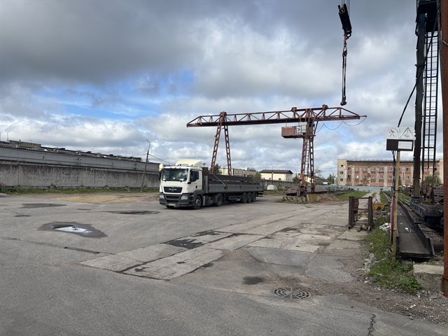 Аренда производственно-складского комплекса 2110 м² с 5 кран-балками от 2-10 тонн, мощностью до 2 мВт 