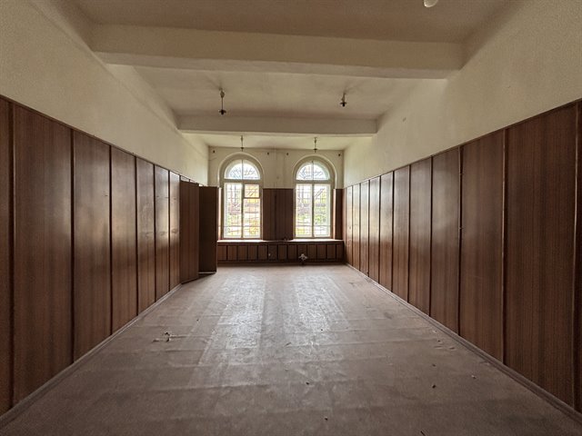 Аренда отапливаемого помещения под склад/производство 3240 м² с кран-балками 2-3т в городе