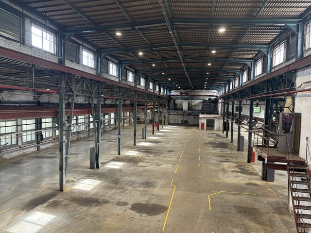 Аренда отапливаемого помещения под склад/производство 3240 м² с кран-балками 2-3т в городе